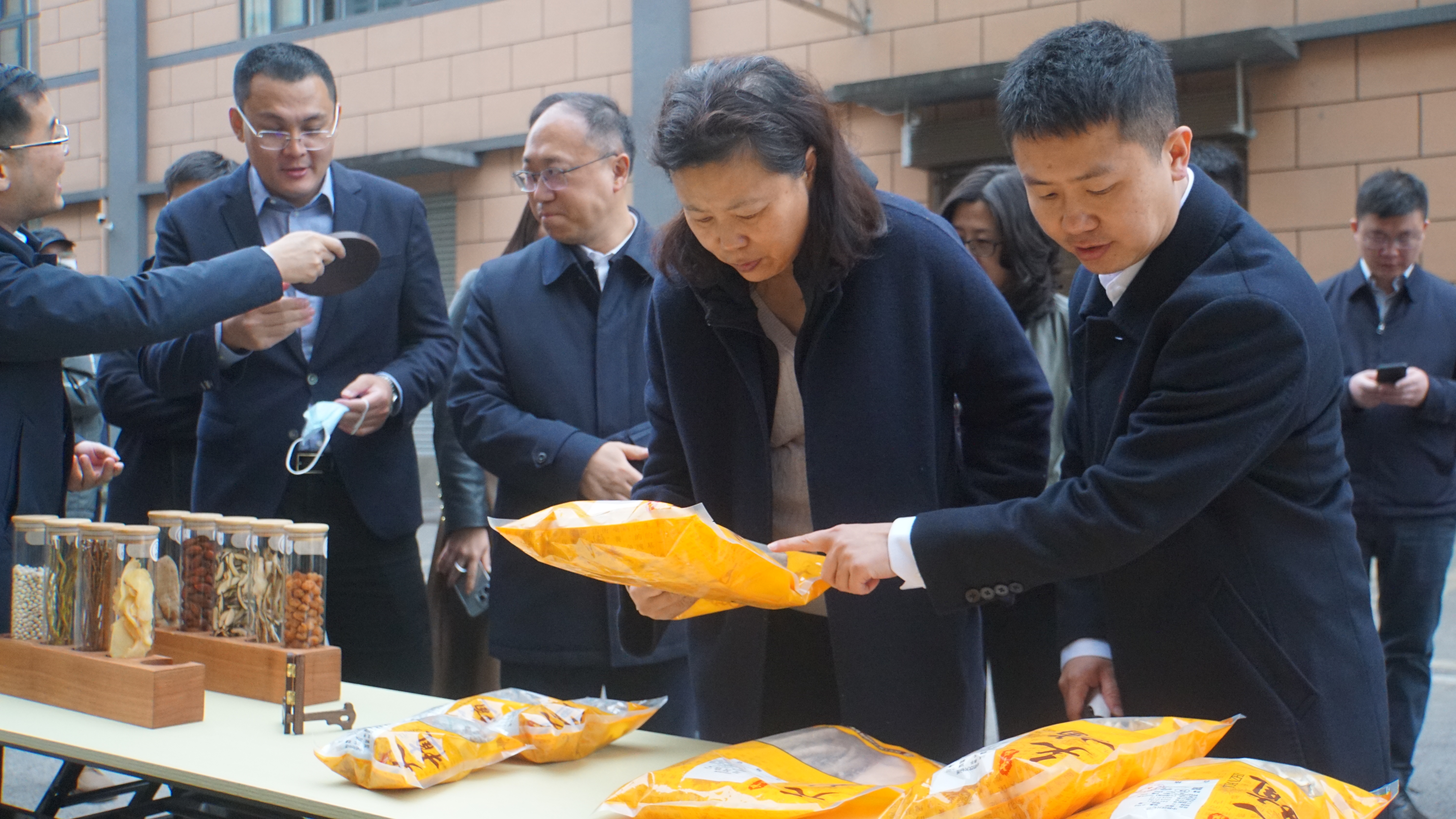 國(guó)家藥品監(jiān)督管理局原一級(jí)巡視員、研究員張培培率隊(duì)調(diào)研天植中藥公司