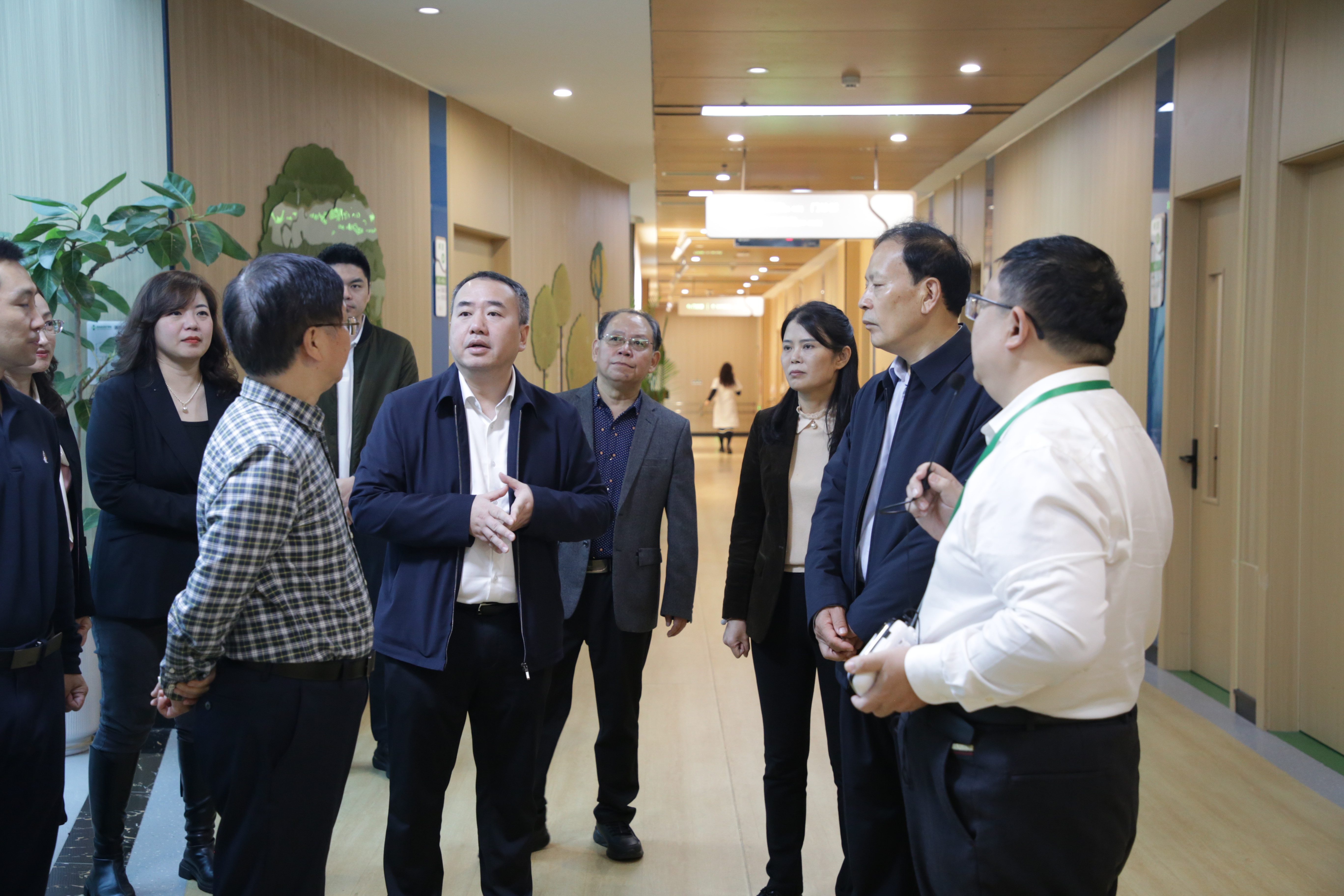 四川省政府參事調(diào)研組蒞臨春江酒城嘉苑 調(diào)研長護(hù)險(xiǎn)相關(guān)工作